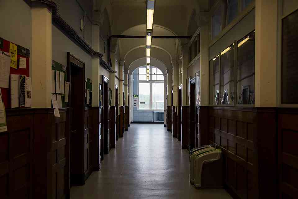Storbritannien överväger tuffare kontroller av studentvisum när universitet möter rekryteringsförbud och bedrägeribekämpning featured image